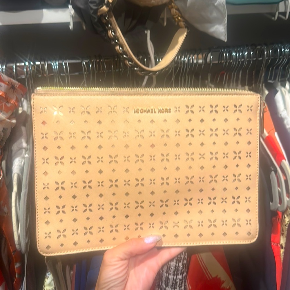 Michael Kors Clutch w/strap/ Crossbody